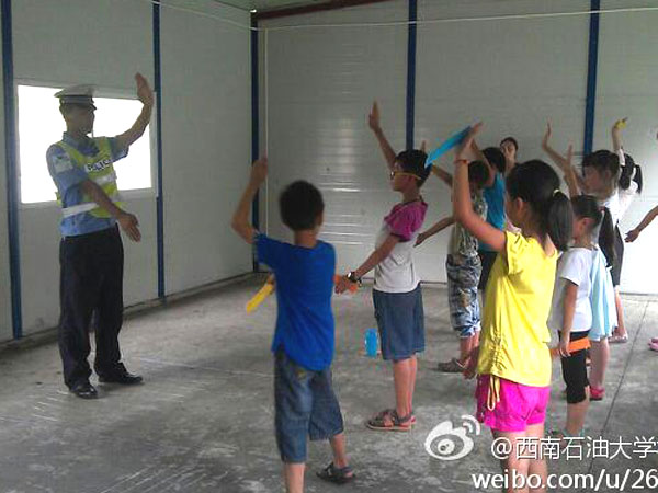 7��24�գ�����ʯ�ʹ�W(xu��)У��ӛ�߈F���Ű�֧��־Ը꠽o���ӂ�������һ�ò�һ�ӵ��I(y��)�w��n�����а������t(y��)�����ώ������죬�ƌW(xu��)������ώ���N�I(y��)��꠆T��ϣ�������ӂ��ڸ����I(y��)�ώ�ָ��(d��o)�����܌�δ����������Mϣ�����D�顰���������ڽ̌�(d��o)���ӂ���ָͨ�]�Ļ��A(ch��)�ք���