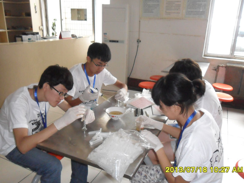 7��27�������ϴ�W(xu��)���YԴ�ɡ��������(hu��)��(sh��)�`���(du��)���_(d��)��һ��(g��)��(sh��)�`�ء����ĳ����(du��)�T���R��ͣ��ǰ����һ��(g��)ȡ���c(di��n)�M(j��n)��ȡ�ӹ������D���(du��)�T��?c��)ڌ?00ml�Ę�Ʒ�b�M(j��n)20��(g��)С������ԇ��ƿ�С�