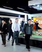 晉江城市展館　　晉江城市展館大樓位于世紀(jì)大道西側(cè)，于2004年12月動(dòng)工建設(shè)，地上四層、地下一層，總建筑面積為18645平方米，項(xiàng)目總投資為7500萬(wàn)元。