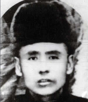 ���F÷��1893��1934�����������|����Ϫ��1931��10����Ѯ�����F÷�������|�������l(w��i)܊�����ڵ��|���P����ᶎr���f��һ�����(d��ng)��1932��3�����|���񱊿��վȇ�(gu��)��(hu��)ί�����F÷��|�����x��܊��28·܊˾����1934��5��30���������F÷����͢�o���I(l��ng)�Ăα��°����(du��)���@��1934��9��28��ҹ�����F÷����܊�ٰ�񽵟o(w��)Ч�±�������1935�깲�a(ch��n)�h�l(f��)���ġ���һ���ԡ������Q���ǡ���ȇ�(gu��)�����|������Ӣ�ۡ���1988�걻׷�J(r��n)�������ʿ��2014��9��1���������������������ĵ�һ��300����������Ӣ�Һ�Ӣ��Ⱥ�w�����