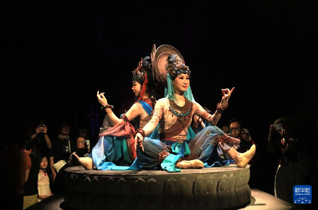 8月5日晚，游客在甘肅省敦煌市觀看大型洞窟式沉浸體驗劇《樂動敦煌》。 新華社發(fā)（張曉亮 攝）