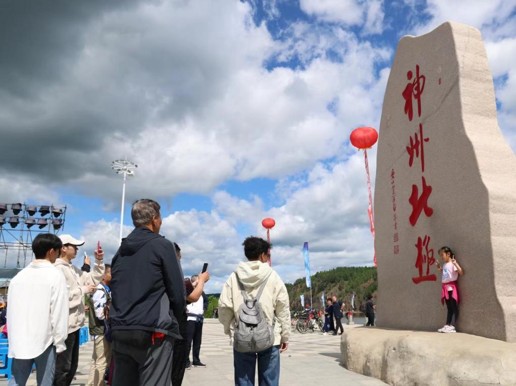 游客在漠河市地標(biāo)前打卡。新華社記者 徐凱鑫攝