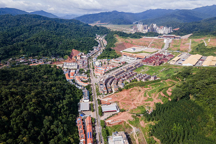 磨憨口岸俯瞰，右前方高層白色建筑群為老撾境內(nèi)。人民網(wǎng)記者 符皓攝