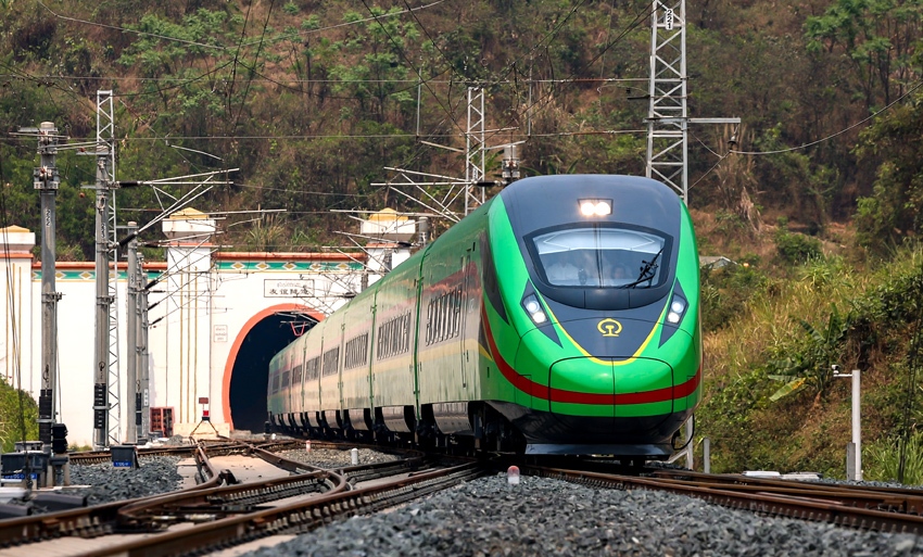 “復(fù)興號”動車組列車駛過友誼隧道。徐章位攝