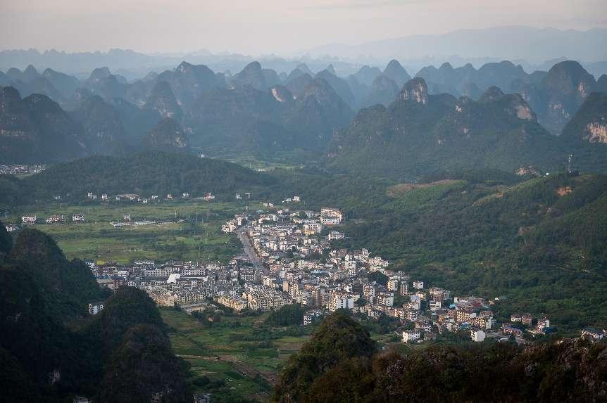 廣西層巒疊嶂，郁郁蔥蔥。 人民網(wǎng) 嚴(yán)立政攝